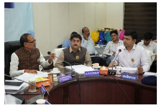 रायसेन में विकास कार्यों की समीक्षा , केन्द्रीय कृषि मंत्री ने दिए अधिकारियों को निर्देश 