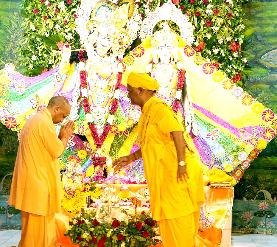 सीएम योगी ने मथुरा में किए राधा-कृष्ण के दर्शन-पूजन