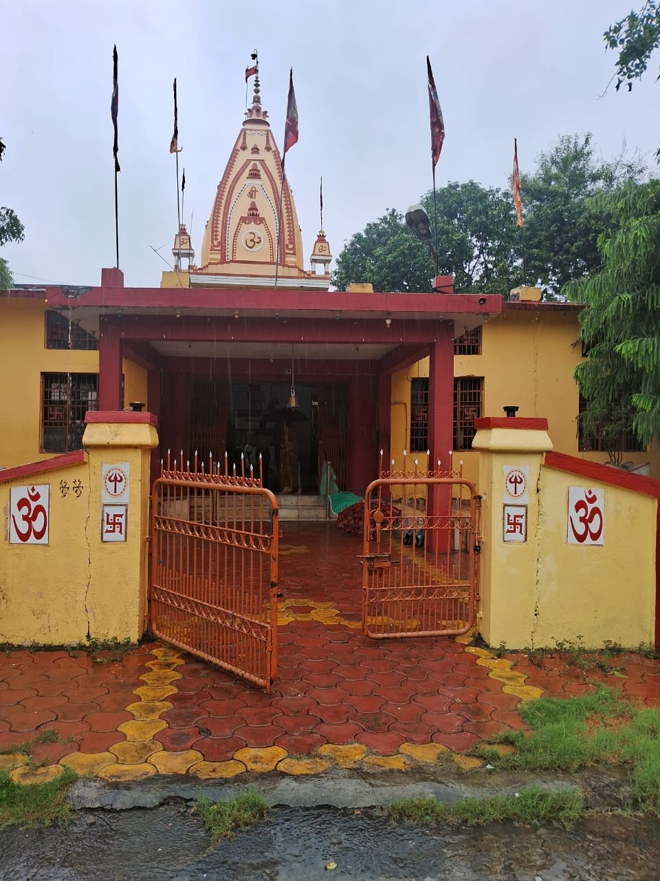 चमत्कारी महादेव मंदिर में भक्त कर रहे 51 हजार पार्थिव शिवलिंग का निर्माण