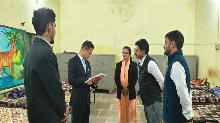 अशेाकनगर : कलेक्टर ने किया रेन बसेरा एवं नया बस स्टेण्ड का निरीक्षण