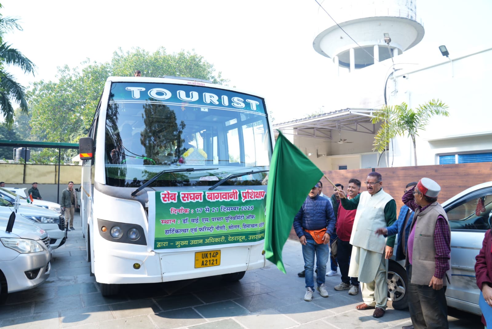 सेब व कीवी उत्पादन प्रशिक्षण के लिए कृषकों का दल हिमाचल रवाना