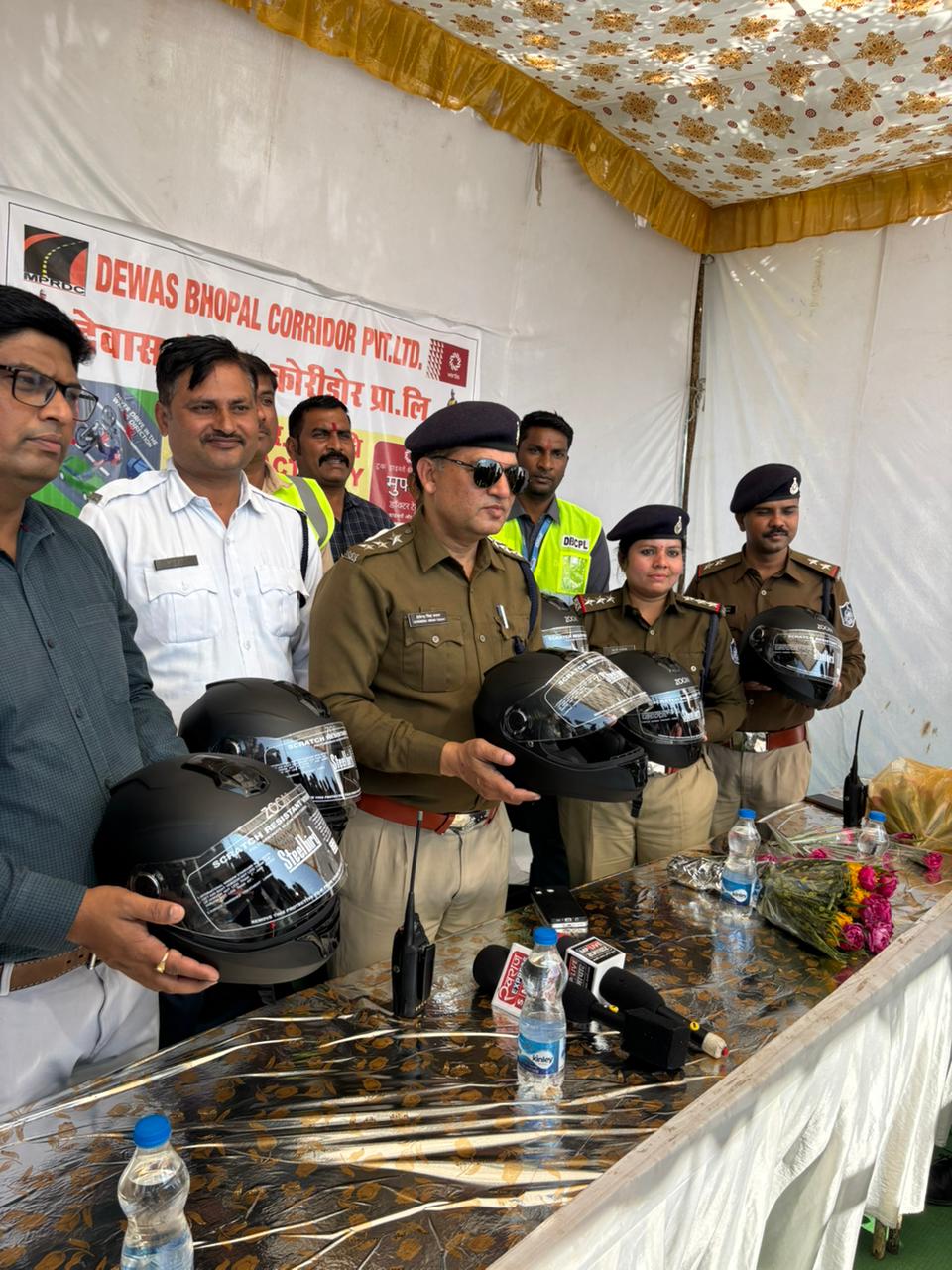 यातायात पुलिस से दुपहिया वाहन चालकों को मिला हेलमेट का उपहार