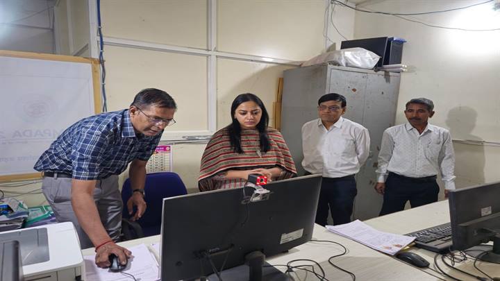 बडवानी- सरदार सरोवर परियोजना के विस्थापितों की रजिस्ट्री प्रक्रिया का कलेक्टर ने किया अवलोकन