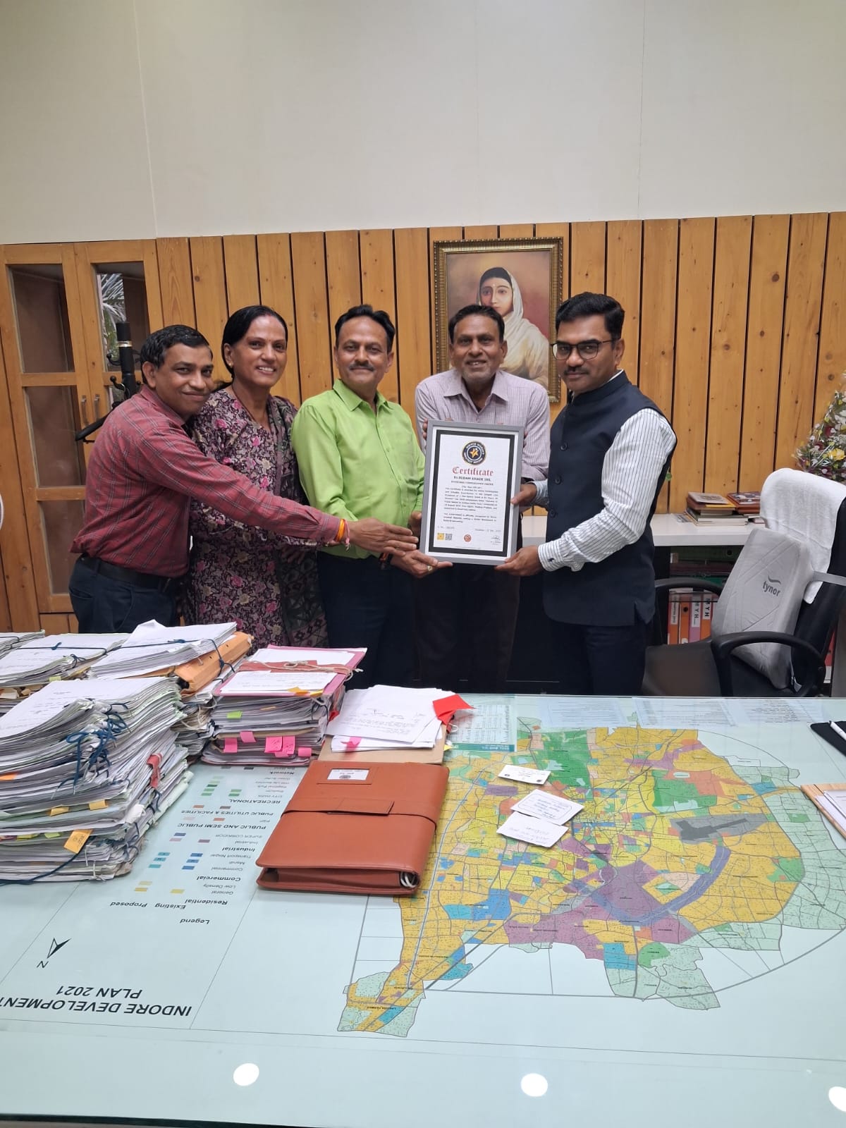 आकाशवाणी इंदौर को मिला वर्ल्ड ग्रेटेस्ट रिकार्ड का प्रमाण पत्र