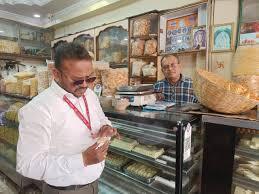 खाद्य पदार्थों के विक्रय प्रतिष्ठानों का निरीक्षण कर लिये नमूने